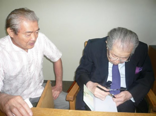 サインをされる日野原先生