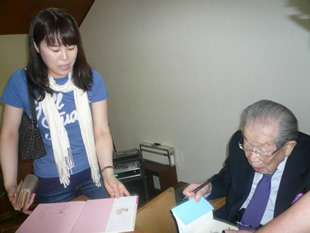 サインをされる日野原先生